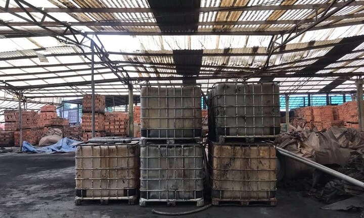 Ảnh: Những thùng dầu thải khiến nguồn nước sông Đà ô nhiễm