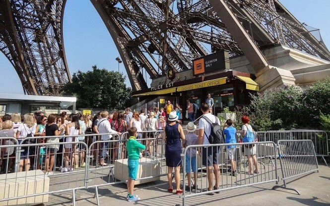 Tháp Eiffel đóng cửa do nhân viên đình công