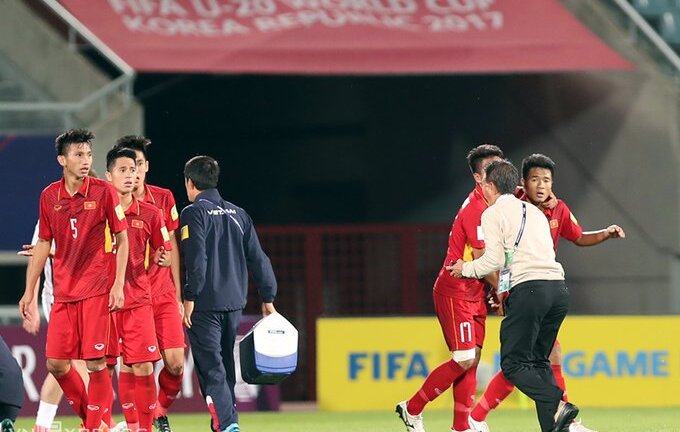 Vì sao HLV Hoàng Anh Tuấn quát tháo khi cầu thủ U20 Việt Nam gục xuống sân?