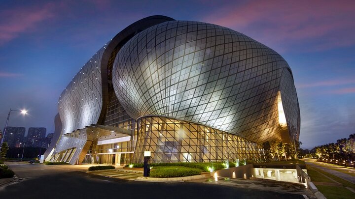 Nhà thi đấu lớn nhất SEA Games 29: Giá 150 triệu USD, trăm người cắt cỏ hút bụi hàng ngày