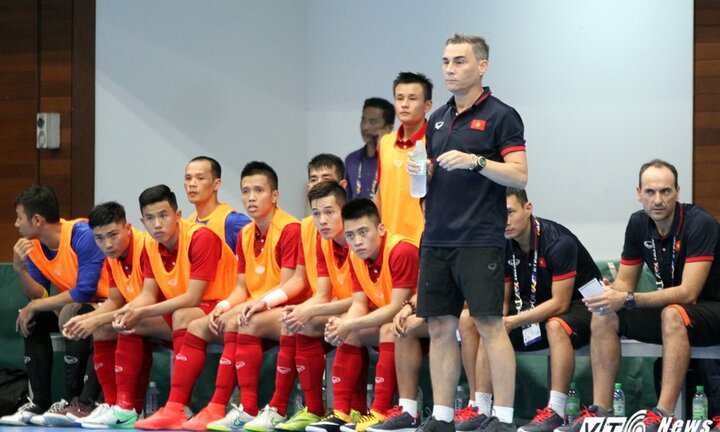 Futsal Việt Nam thua đậm: Thái Lan quá mạnh, Việt Nam tự 'đầu hàng'