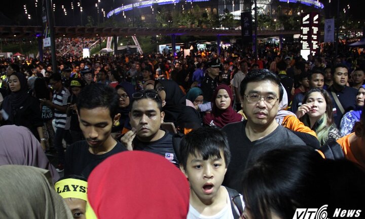 Ngộp thở, ngất xỉu chen lên tàu điện sau lễ khai mạc SEA Games 29