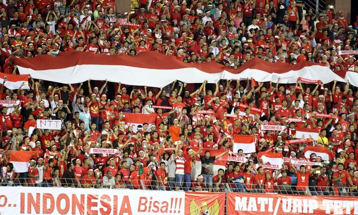 Bị pháo sáng rơi trúng, cổ động viên Indonesia thiệt mạng giữa trận đấu