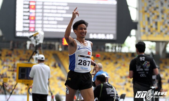 Nhà vô địch 5000m Nguyễn Văn Lai bị 'hành' tới 1h sáng