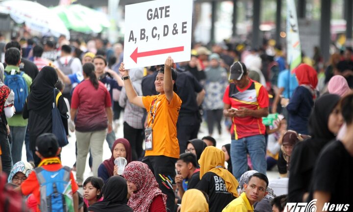 Ngàn người Malaysia đổ ra đường chờ giờ chia tay SEA Games 29