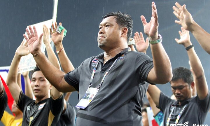 U22 Thái Lan vô địch giữa biển người chết lặng