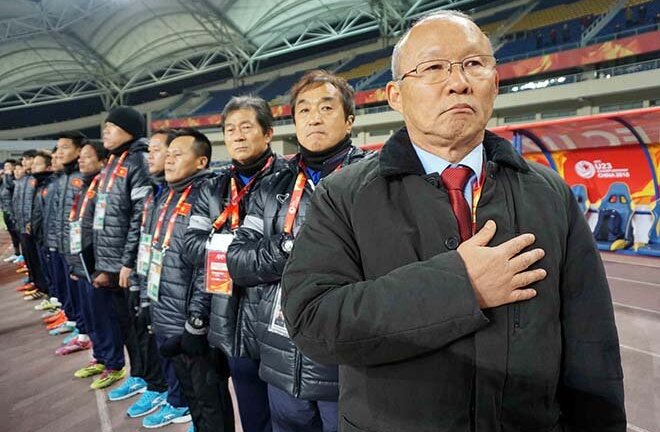 HLV Park Hang Seo và 2 lần đặt tay lên trái tim
