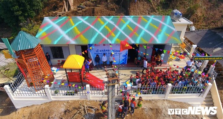 Trường mầm non ở bản khó khăn nhất Sơn La rực rỡ như bông hoa núi rừng nhìn từ flycam