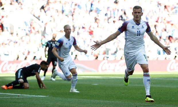 Vì sao tên những cầu thủ làm khổ Messi toàn kết thúc bằng 'son'?