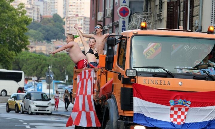 Những cô nàng Croatia xinh đẹp khàn giọng với người hùng World Cup