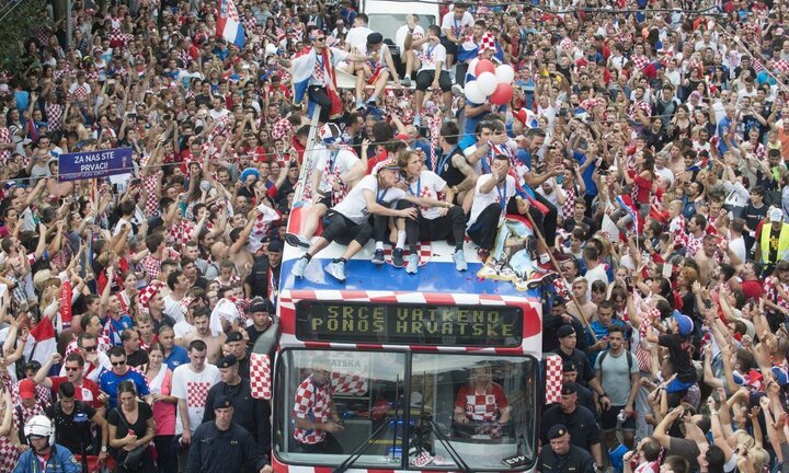 Á quân World Cup 2018 Croatia trở về giữa biển người và khói pháo