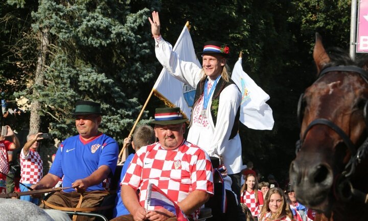 Trung vệ Croatia được rước bằng xe ngựa khi về quê