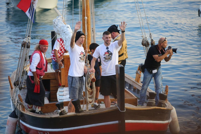 Người hùng Croatia về quê như cướp biển, áo đấu khổng lồ treo trên pháo đài