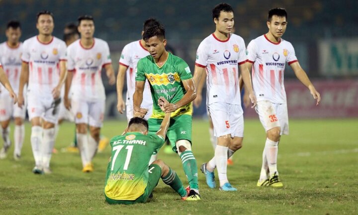 Cầu thủ Cần Thơ ngã gục ngày trở lại hạng Nhất
