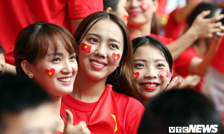 CĐV Việt Nam 'bùng cháy' ở chảo lửa Bukit Jalil, khán giả Malaysia phải ngước nhìn