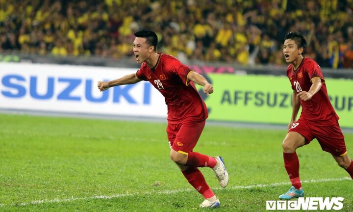 Video: Tuyển Việt Nam phản công xuất sắc, Huy Hùng sút tung lưới Malaysia
