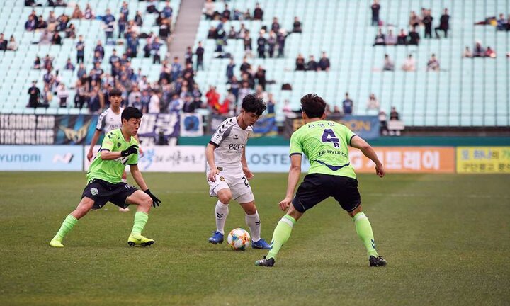 Công Phượng 'không biết phải làm sao' để đá tiền đạo ở Incheon United