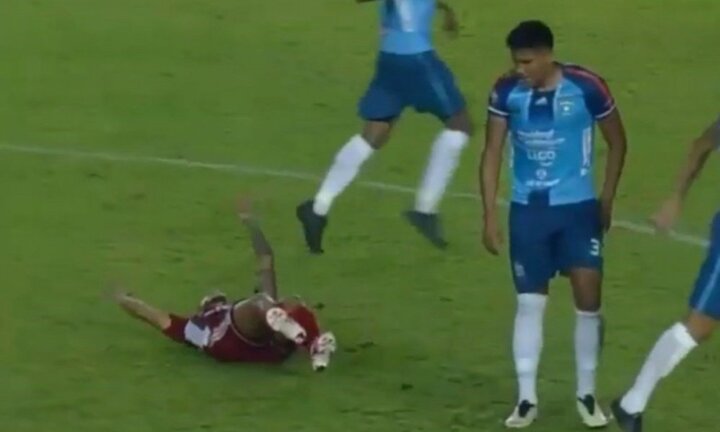 Tài năng trẻ gãy đôi chân sau cú đạp ác ý từ đối thủ