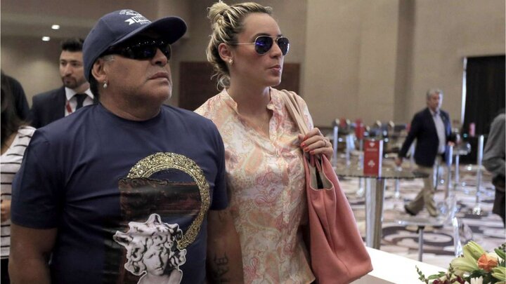 Bị tố nợ tiền bạn gái cũ, Maradona bị bắt ngay ở sân bay