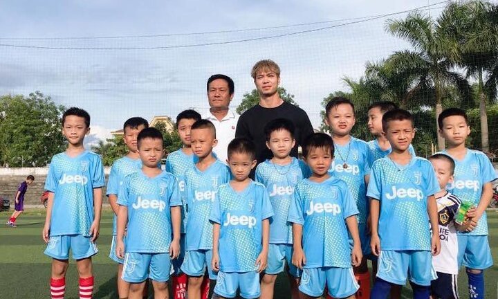 Trước ngày sang Pháp, Công Phượng thăm người thầy đầu tiên dạy bóng đá