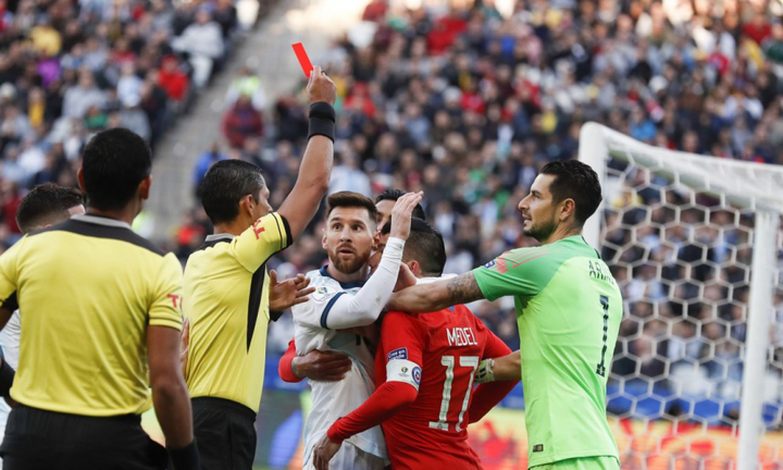 Messi mắng trọng tài, không nhận huy chương Copa America