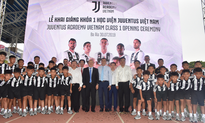 HLV Park Hang Seo tiếp lửa cho Học viện Juventus Việt Nam