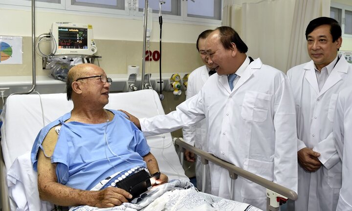Thủ tướng: ‘Vẫn còn hiện tượng vô cảm trước nỗi đau bệnh tật của người bệnh’