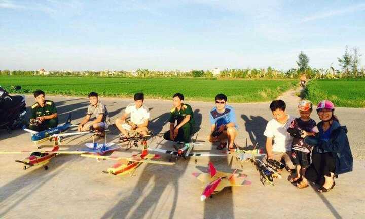 Ngắm dàn máy bay mô hình 'khủng' của người đàn ông có dòng máu 'động cơ'