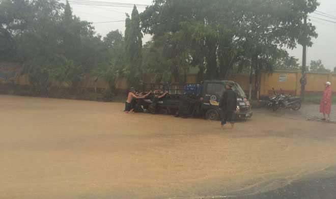 Chùm ảnh: Bộ đội bất chấp nguy hiểm, đẩy xe giúp dân trong mưa bão