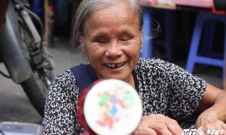 Bào lão mù và mẹt đồ chơi cũ kĩ lặng lẽ trên phố Hàng Mã náo nhiệt