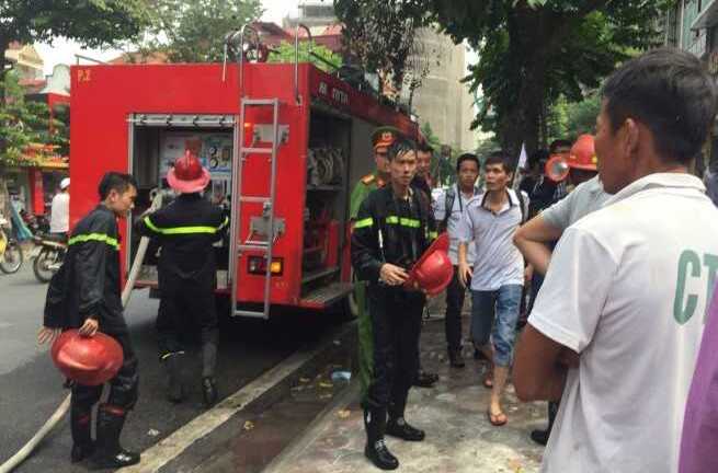 Cháy lớn ở 'ngôi nhà danh nhân' 65 Nguyễn Thái Học, hàng chục người hoảng loạn