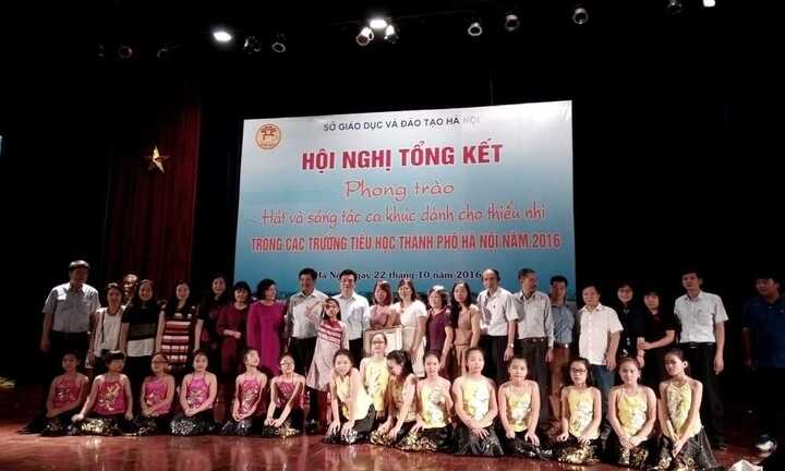 Cụ ông hơn 80 tuổi gửi 8 ca khúc tự sáng tặng trường cũ