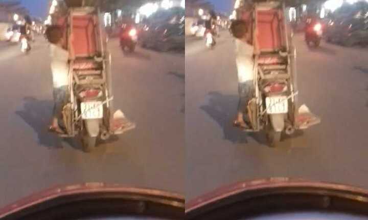 Hãi hùng clip bé trai vắt vẻo đánh đu bên xe máy trên đường Hà Nội