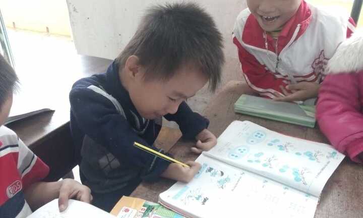 Cảm phục cậu bé 'một ngón' viết chữ đẹp, học giỏi nhất lớp