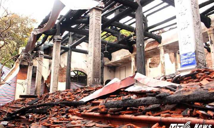 Xót xa cảnh tượng đổ nát sau vụ cháy chùa Tĩnh Lâu