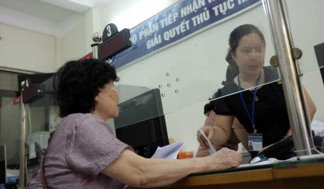 Quy tắc ứng xử công chức Hà Nội, chuyên gia nói: 'Ăn mặc khiêu gợi, xăm trổ đầy người...để dành cho đi chơi'