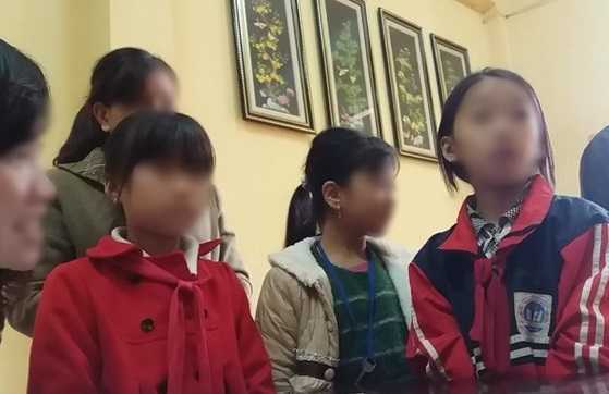 Dân vây bắt kẻ dụ dỗ 2 bé gái tiểu học đi nhà hàng