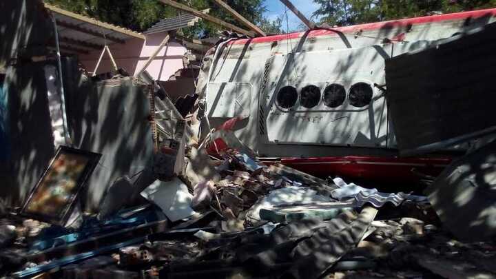 Xe khách lao vào lề đường, đâm sập nhà dân ngày 30 Tết