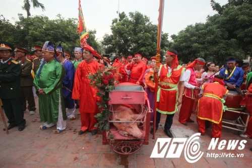Đình Ném Thượng tiếp tục 'xử kín' hai ông lợn đầu năm mới