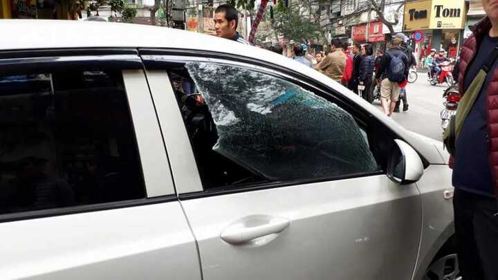 Nổ bóng bay vỡ kính ô tô, người trong xe cháy xém tóc