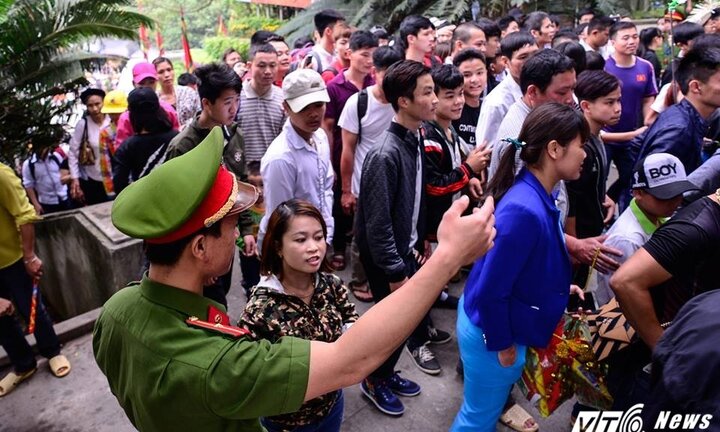 Lễ hội Đền Hùng 2017: Đã tìm ra giải pháp 'chế ngự' đám đông chen lấn, xô đẩy
