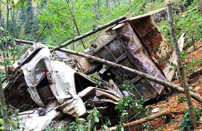 Xe tải hết niên hạn sử dụng lao xuống vực, 4 người chết thảm