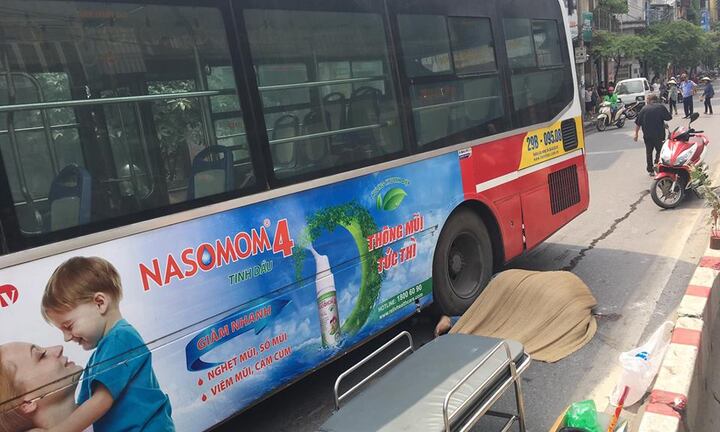 Đâm trúng dải phân cách văng sang đường, nam thanh niên bị xe buýt cán chết