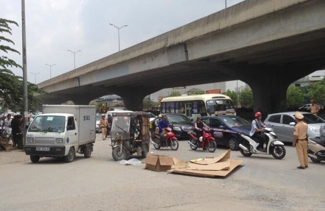 Xe ba bánh lật trên phố Hà Nội, một người thiệt mạng