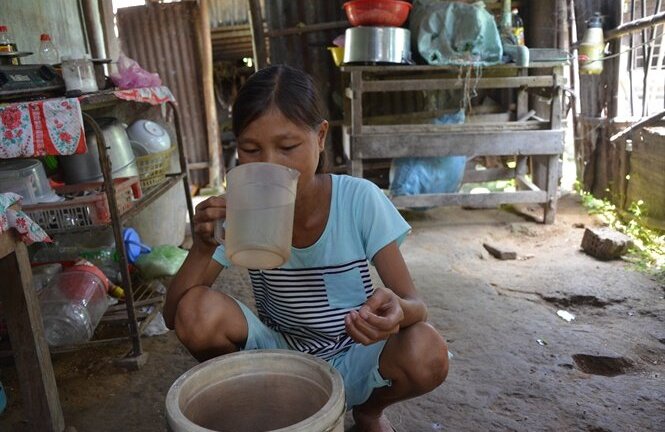 Cô gái kỳ lạ ở Quảng Ngãi: Nặng 25kg, bữa ăn 6 lon gạo, ngày uống 30 lít nước