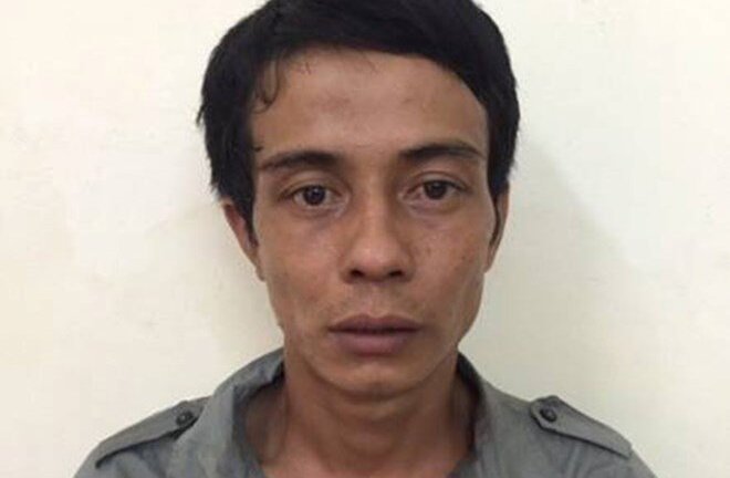 Tên trộm hung hãn rút dao đâm liên tiếp cảnh sát khi bị phát hiện