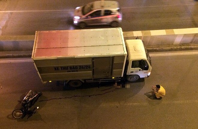 Tai nạn ở hầm Kim Liên: Nam thanh niên bị cuốn vào gầm xe thư báo chết thảm