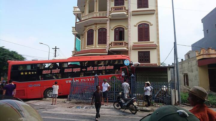 Xe khách tông đổ hàng rào, phi thẳng vào nhà dân ở gần biển Quất Lâm