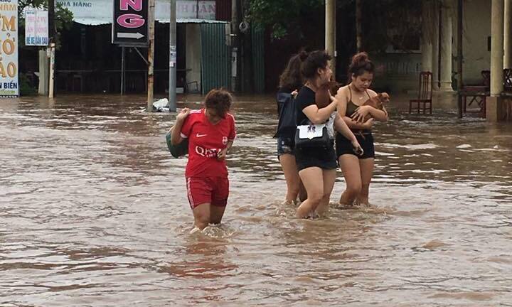 Biển Quất Lâm gầm thét dữ dội, nhà nghỉ ngập sâu sau bão số 10