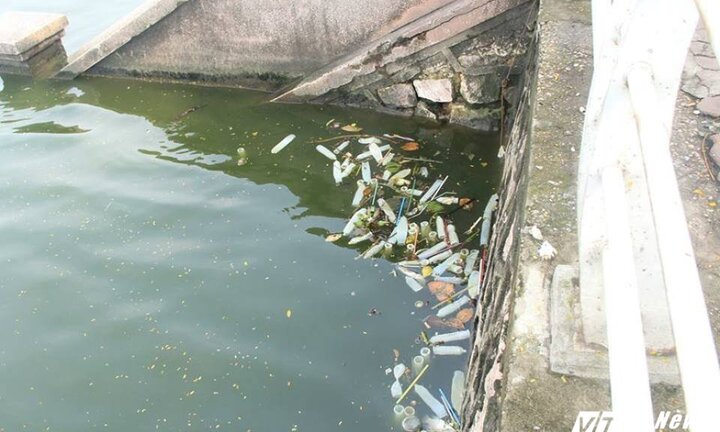 Bao cao su nổi trắng Hồ Tây: Công an vào cuộc điều tra